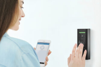 Mobile Credentials vs. Gesichtserkennung in der Zutrittskontrolle: Wird sich eines davon durchsetzen?