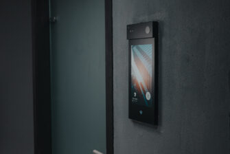 2N verbessert das Flaggschiff unter den Sprechanlagen als Antwort auf die veränderten Arbeitsbedingungen im Büro