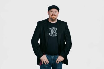 KnowBe4 und Synthesia revolutionieren Cybersicherheitsschulungen mit KI-Videos